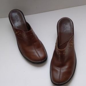 Clarks brown leather clogs w metal trim-sz 8 1/2M
